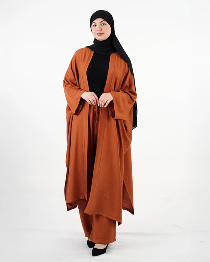 طقم نسائي أنيق بقصة واسعة ومريحة
